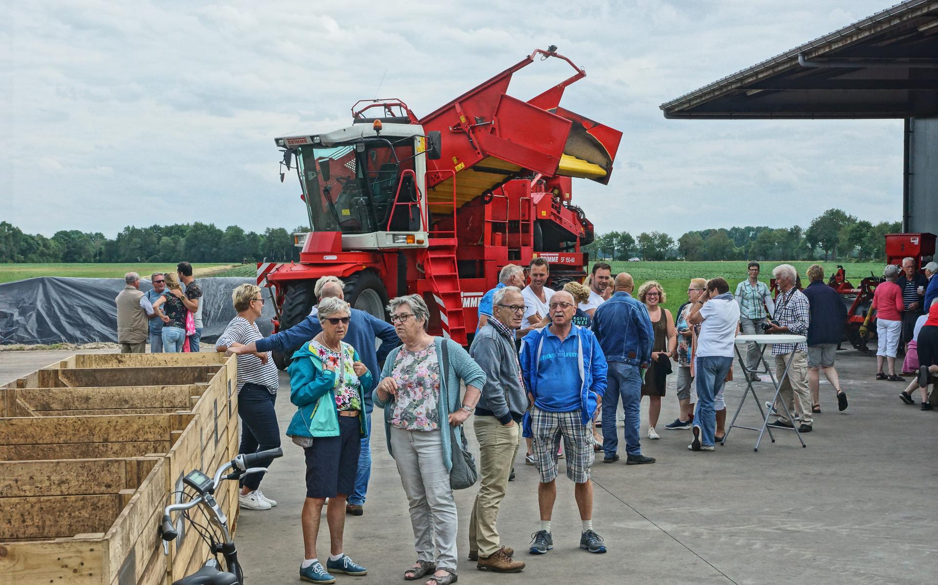 Een Kijkje Nemen Bij Moderne Melkvee En Akkerbouwbedrijven Met Indrukwekkende Landbouwmachines